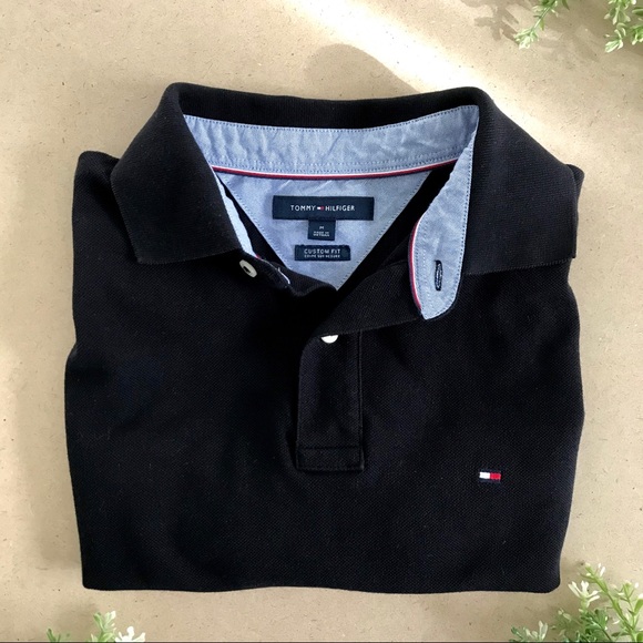 SOLD: CROPPED TOMMY HILFIGER BLACK POLO. - Picture 2 of 5
